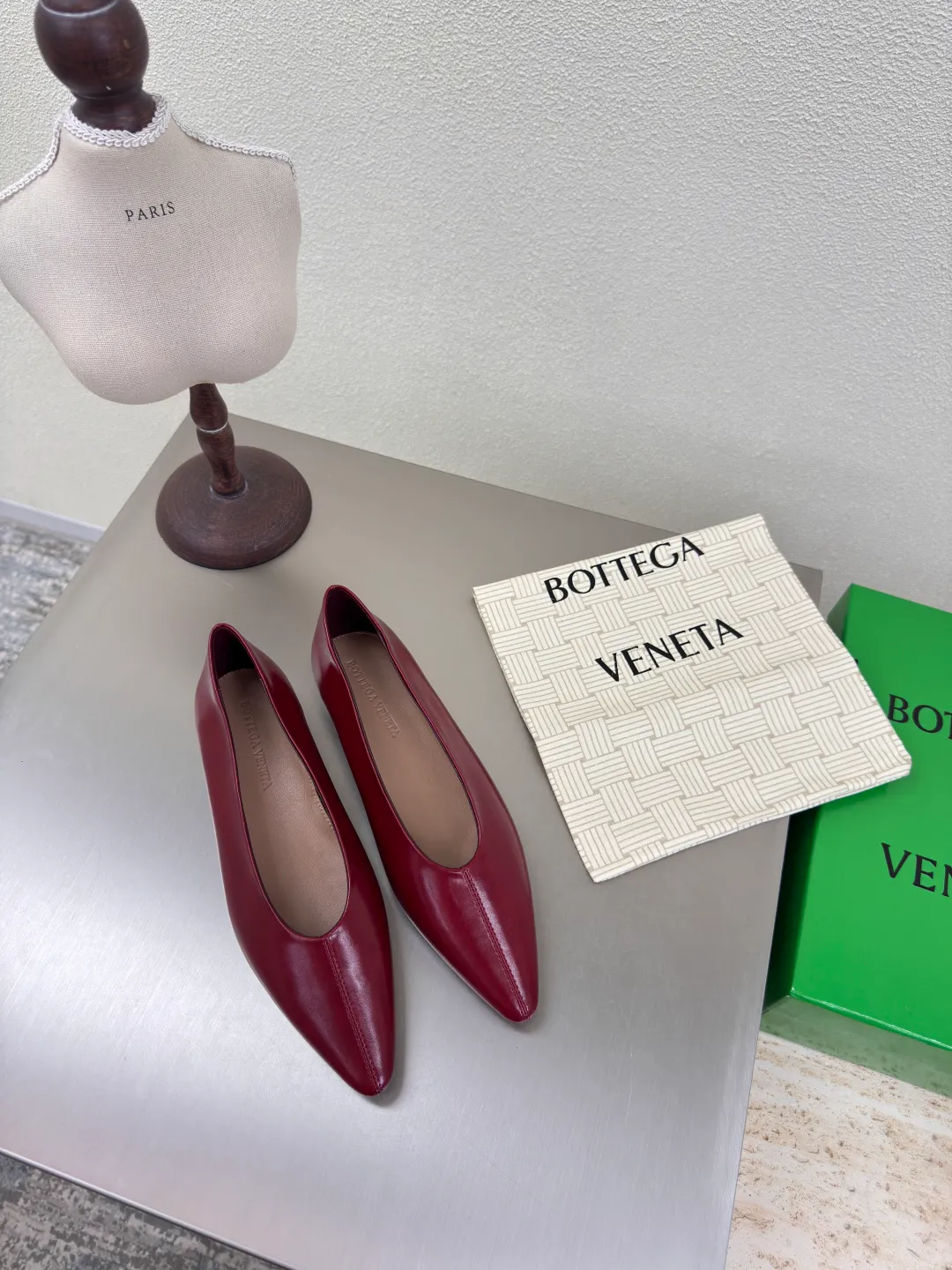 👟👟Ex-factory price 640👟👟 BV women's Sofia ballet shoes leather ballet shoes silver family elements woven series high version small round toe essential for commuting BV early autumn series are so beautiful💯 The use of elegant materials in shoes is intellectual, elegant and capable, full of high-end sense✅The design is beautiful~~ The fabric is made of original consistent lambskin and the shaping technology pursues the perfection of the internal process✅ Heel The foot pads are made of lambskin, never sloppy 🆚Original💯 Outsole technology Brand classic The new season uses Italian genuine leather outsole with clear dyeing technology and rubber square technology 💯 Comfortable and high-end flat design makes travel more comfortable and confident 35 36 37 38 39 40 41 42 (40 41 42 customized code number) Equipped with original packaging Hot glue process logo cloth bag